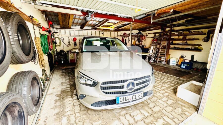 Modernisierte DHH mit Doppelgarage und 2x Carport in Traumlage inkl. Bachlauf - Doppelgarage